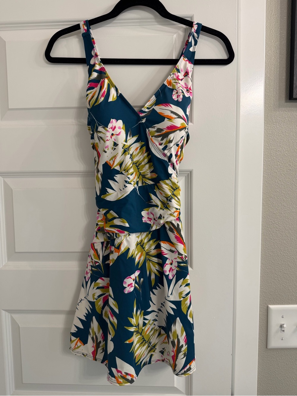 Denim and Co Beach Regular V Neck Ruched Waist Swim Dress Size 10 Tropical Print - Picture 2 of 12